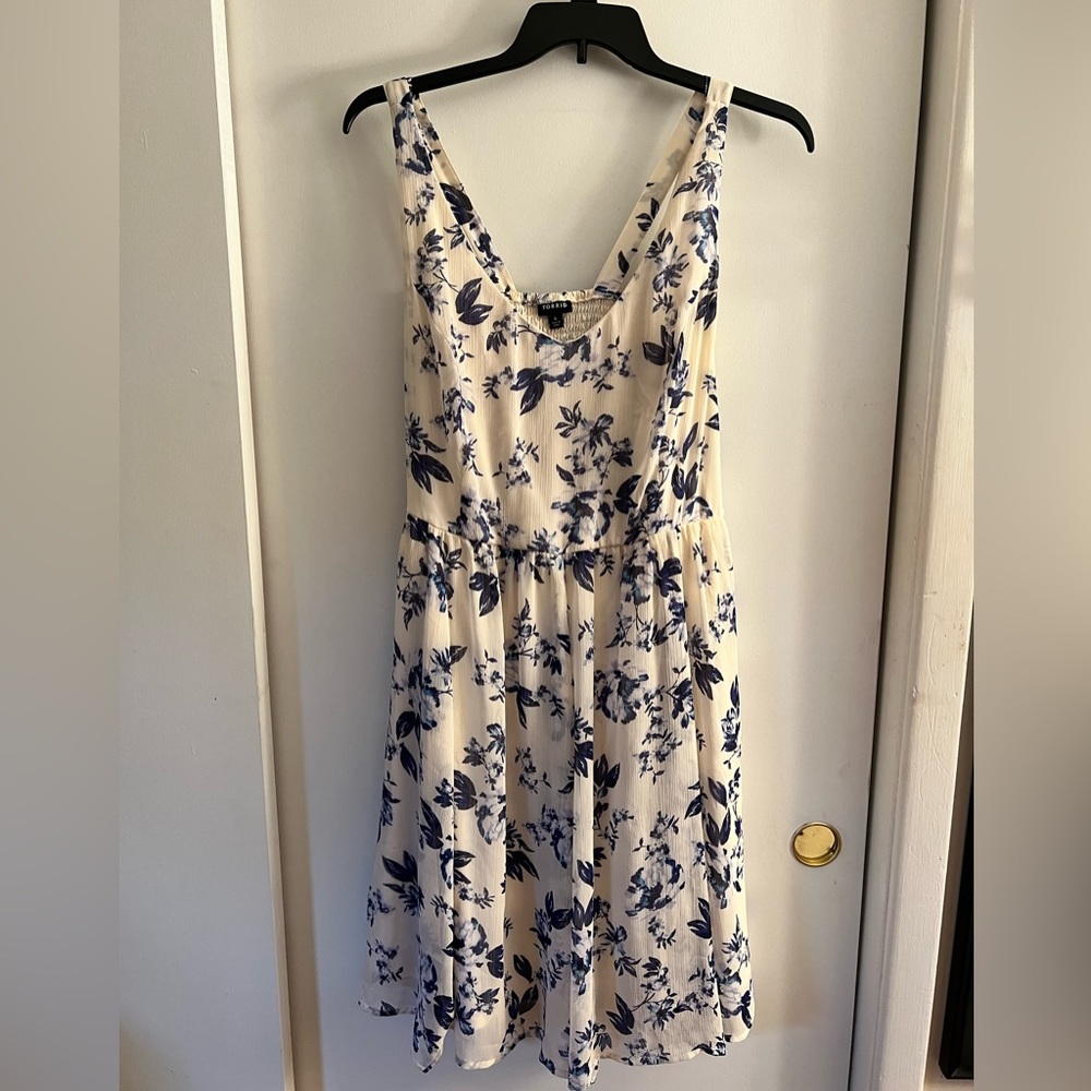 Size 4 Torrid cream floral dress, with tie in back.
